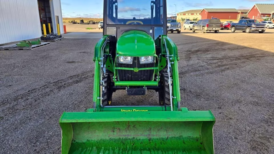 John Deere 300-E – 2020 avec chargeur