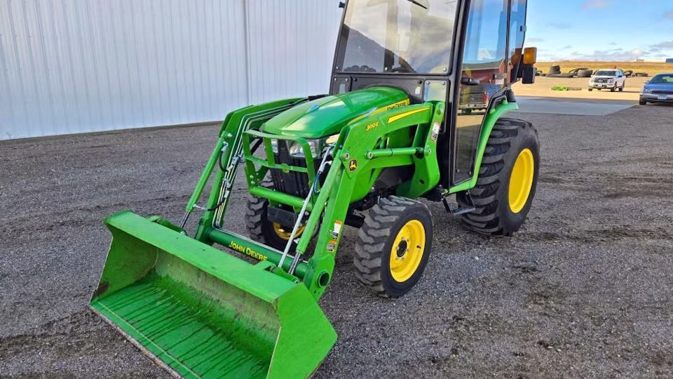 John Deere 300-E – 2020 avec chargeur