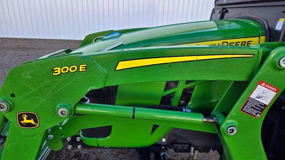 John Deere 300-E – 2020 avec chargeur